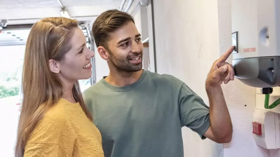 Prąd stały wytwarzany przez moduły PV, jest w falowniku przekształcany w prąd zmienny, który trafia do gniazdek. Prąd stały wytwarzany przez moduły PV, jest w falowniku przekształcany w prąd zmienny, który trafia do gniazdek.