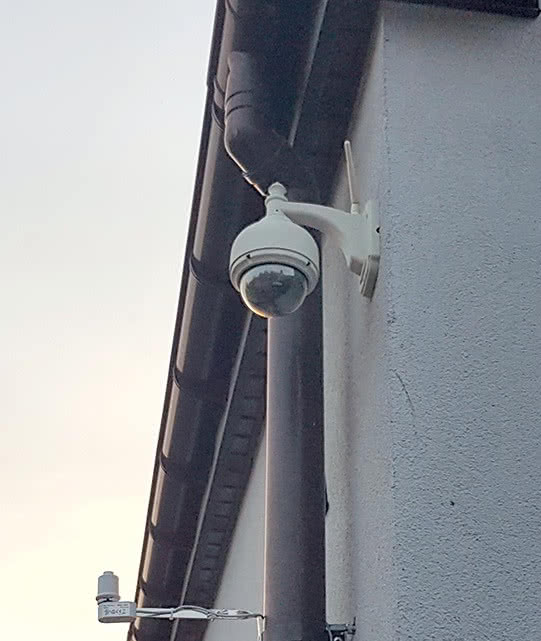 Kamera zewnętrzna na ścianie budynku. Kamera zewnętrzna na ścianie budynku.