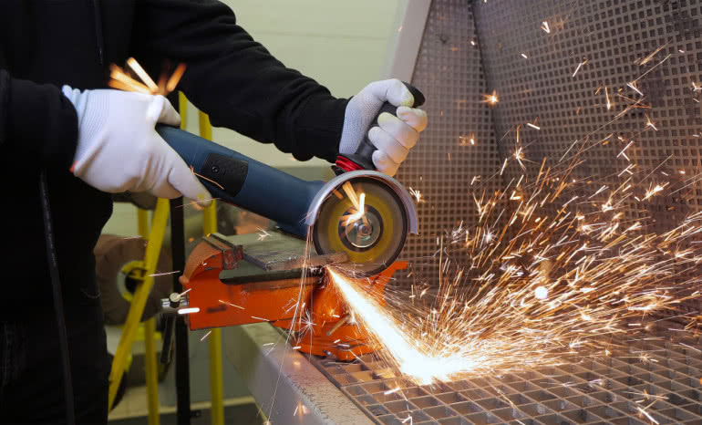 Bezpieczeństwo i precyzja – jak prawidłowo dobrać tarczę do szlifierki kątowej w zależności od obrabianego materiału? 