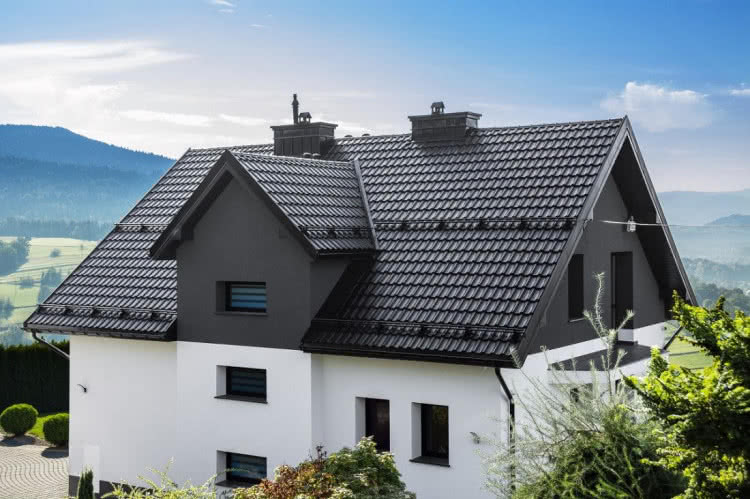 Najczęściej jako pokrycie, po usuniętym eternicie wybieramy blachodachówki 